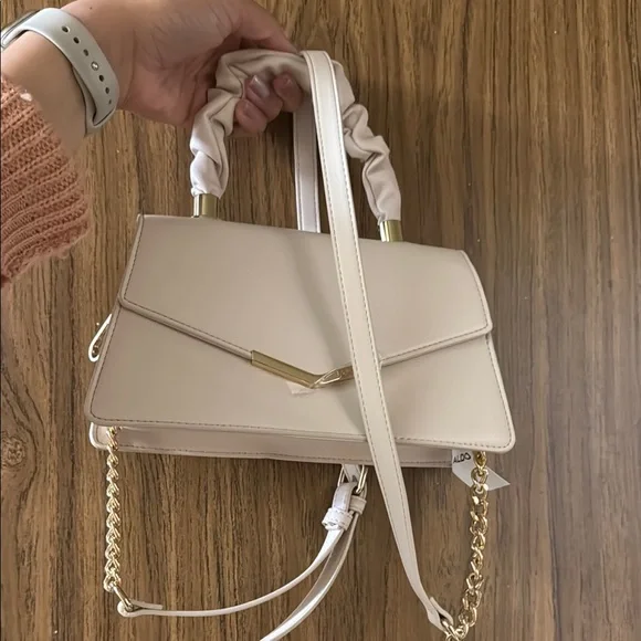 Elegant Cream Handbag with Gold Accents - Picture 3 of 3
